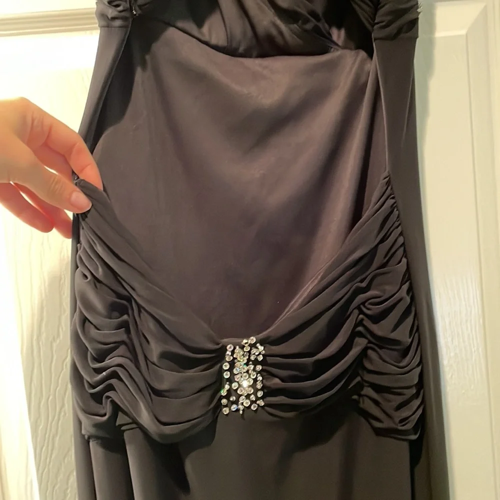 Black low back w sequins gown - Picture 4 of 7